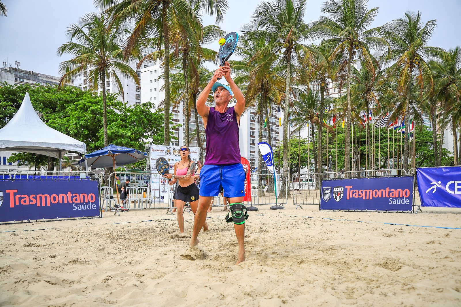 Quadra de Beach Tennis no pôr do sol